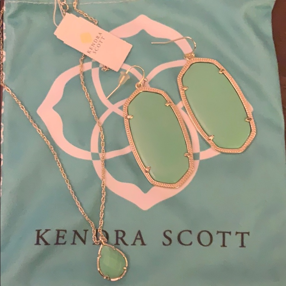 Kendra Scott earrings and necklace set!